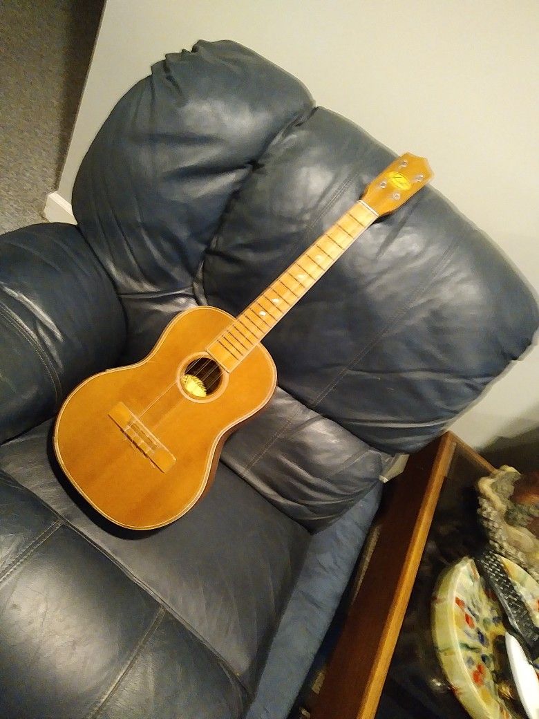 VINTAGE. 60s KENT BARITONE UKALELE IN GREAT CONDITION FOR ITS AGE. 150.00
