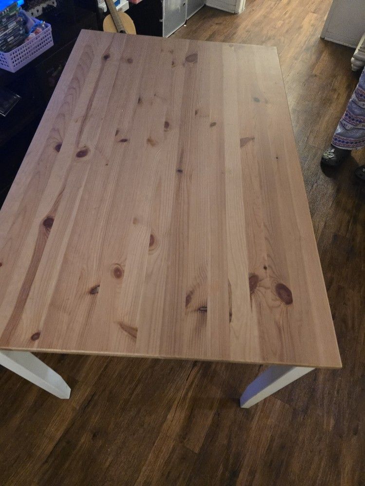 Medium kitchen table.