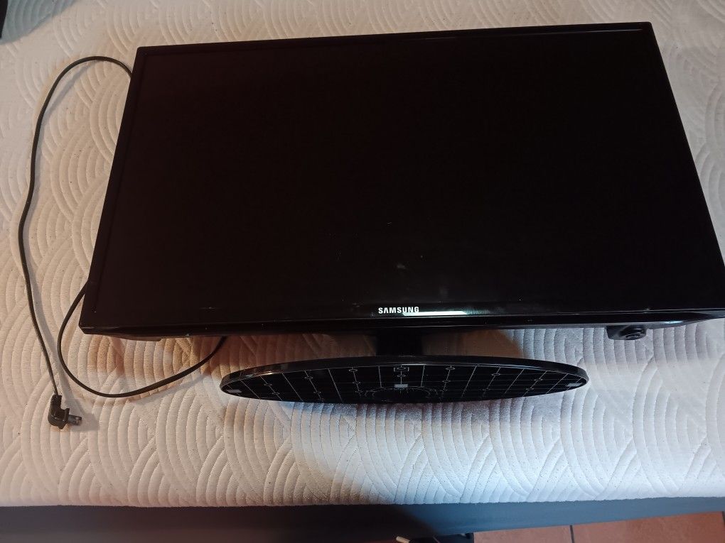 SAMSUNG 32 INCH TV WITH POWER CORD 
