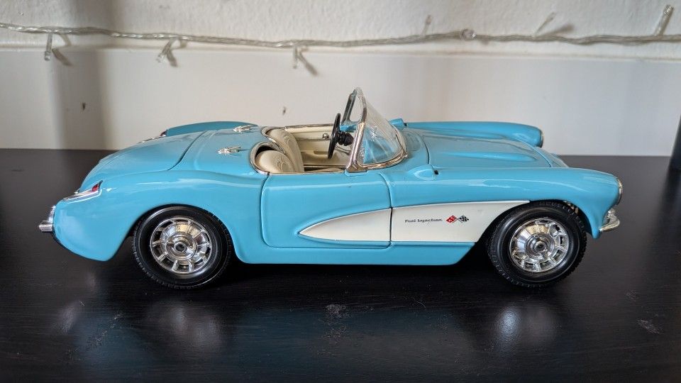 1/18 - 57' Chevy Corvette Diecast