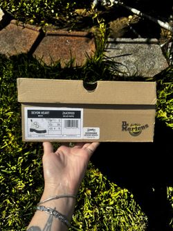 Dr. Martens Devon Heart