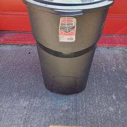 Rubbermaid 45 Gallon Trash Can 