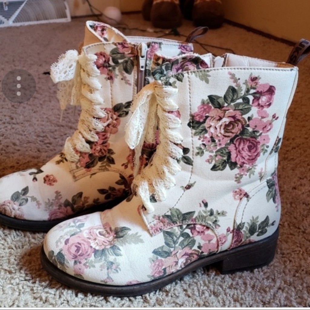 MukLuks Canvas Floral Lace up Boots