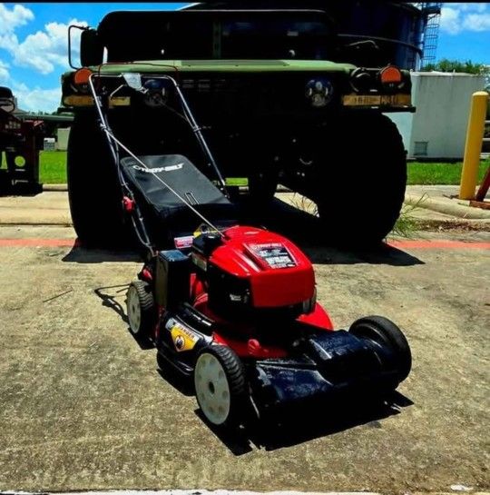 π START SELF-PROPELLED 190CC TROY-BILT LAWN MOWER