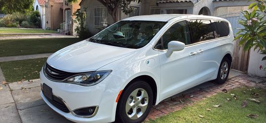 Chrysler Pacifica Hybrid plug In Low Miles