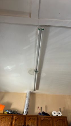 Fluorescent strip light