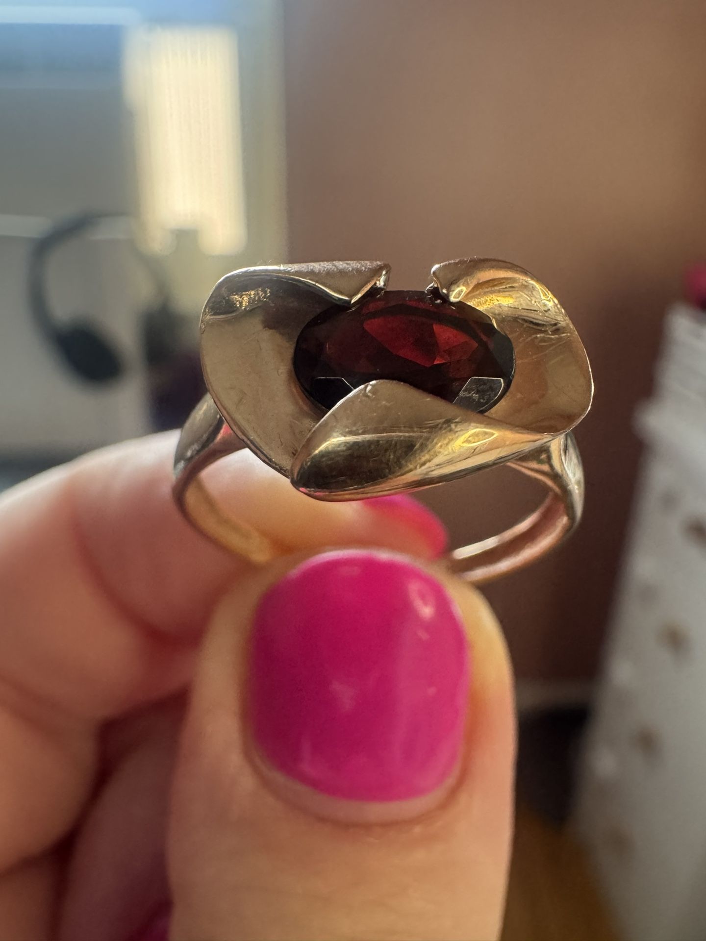 585 rose gold ( 14k gold ) ring , Natural garnet , 2,7 grams , size 7,5- 8 (18) Russian ring