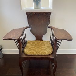 Antique Chair With 2 Arm Rest