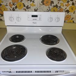 Whirlpool Electric Stove / Oven – Works Perfectly