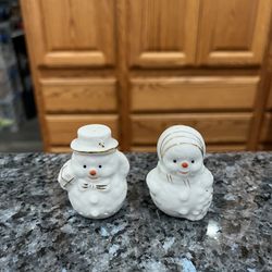 Ceramic Snowman & Snow girl Pair of Salt and Pepper Shakers. Size approximately 2 inches tall. Preowned. Has been on display in a cabinet