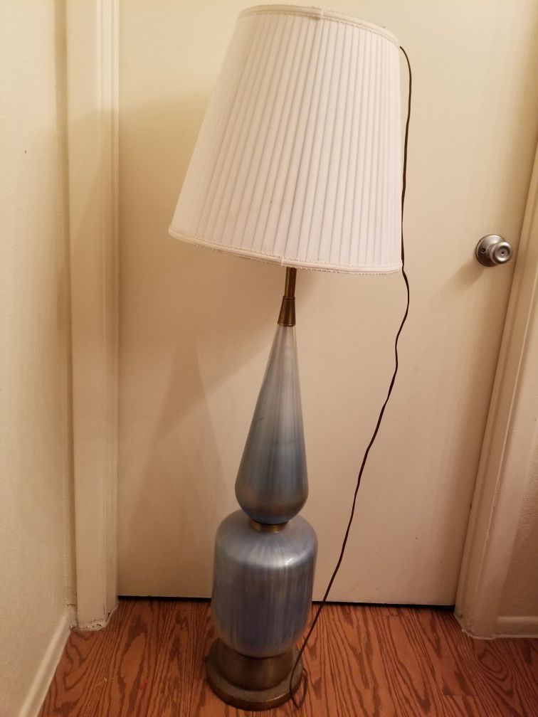 Antique Large lamp- Beautiful!! Needs Rewiring
