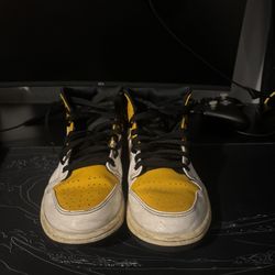 Jordan 1 University Golds