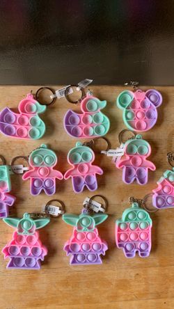 POP-IT KEYCHAINS ,UNICORN,DUCKS,MINNIE MOUSE AND OTHERS SEE PICTURE