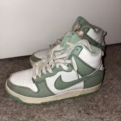 Women's 8 Nike Shoes