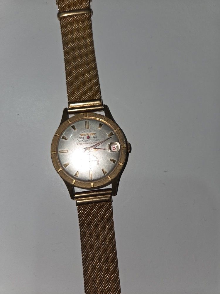 Here is a great looking vintage Zeih Deluxe 21 jewels mens The gold tone case