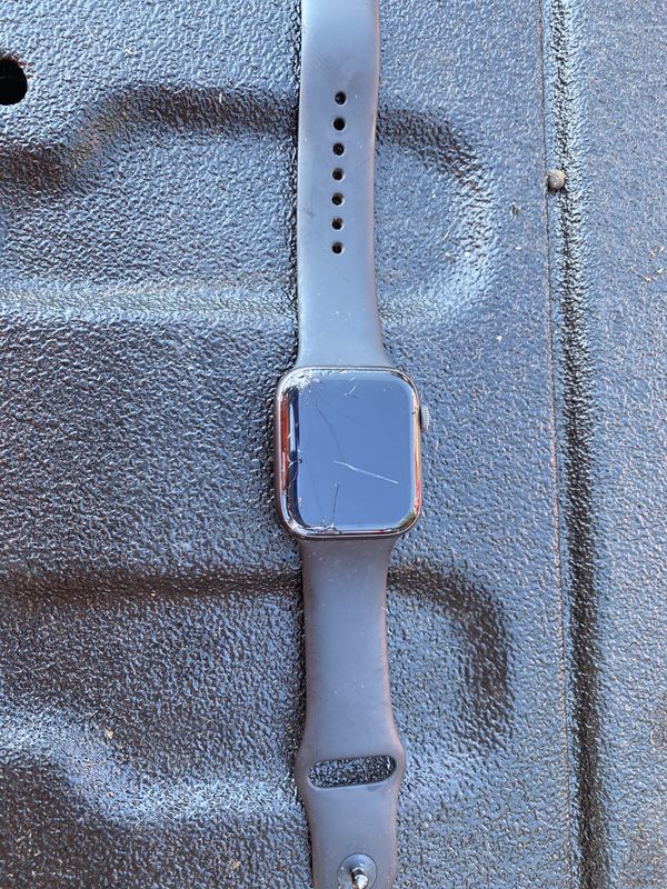 Apple Watch series 4 44mm (cracked screen) for Sale in Vancouver, WA - OfferUp