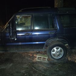 A 2000 Landrover Discovery Series 2
