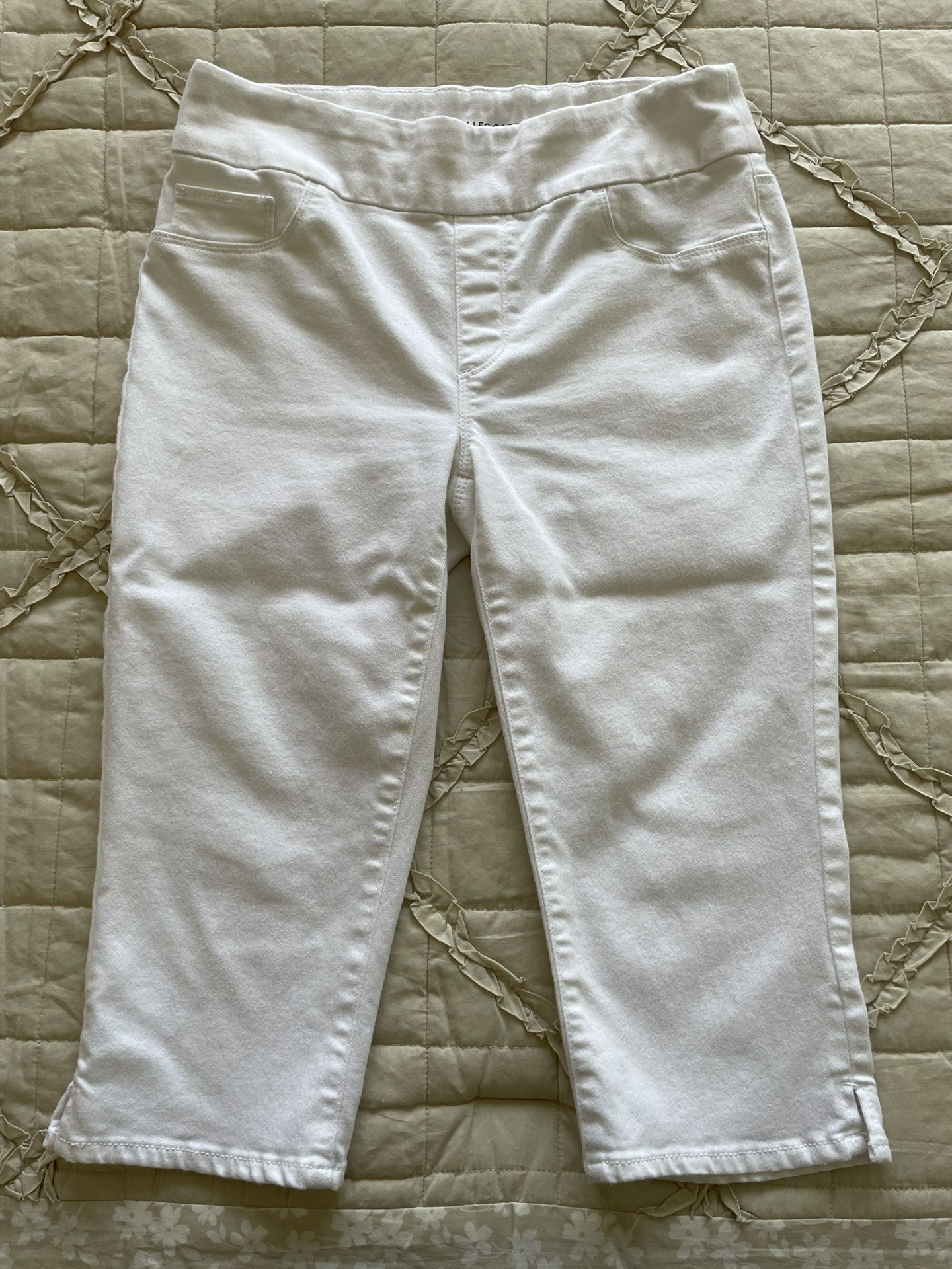 Women's Slim leg capri.Size: US 4; Chico's 0.