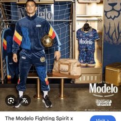 Modelo KIDSUPER STUDIOS Tracksuit L