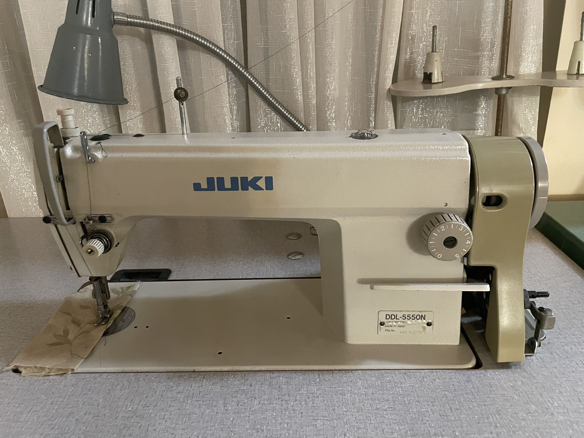 JUKI DDL-5550N High-Speed Single Needle Lockstitch Industrial Sewing Machine With Table and Servo Motor