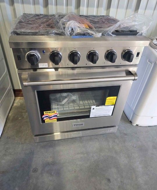 Thor Kitchen
Pre-Converted Propane 30 in. 4.55 cu. ft. Professional Gas Range in Stainless Steel with Five Burners Single Oven
New open box item