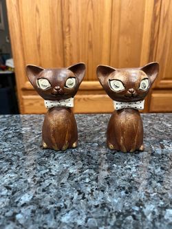 Vintage Mid Century Kitschy Cat Pair of Salt and Pepper Shakers.  Size approximately 4 1/4 inches tall.  Brand Lego, Made in Japan.  One shaker has th