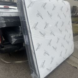 Huge sale for Mattress And Box Twin size mattress and box 150.$ full 190$ Queen 200$ king 290$. free delivery free set up 708….280….7715… cash or Zell