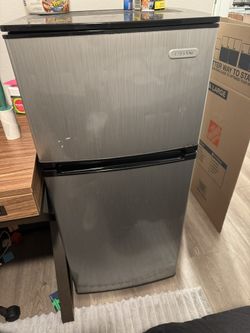 Vissani Mini Fridge With Freezer 