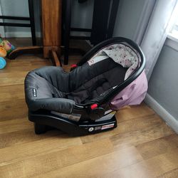 Baby / Infant Car Seat With Detachable Base by Graco