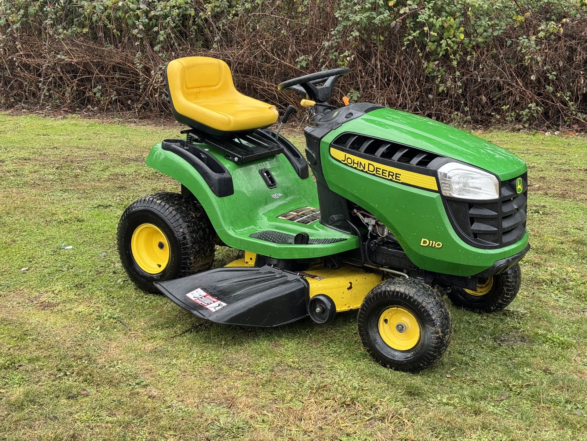 JOHN DEERE 42" D110 RIDING LAWN MOWER,