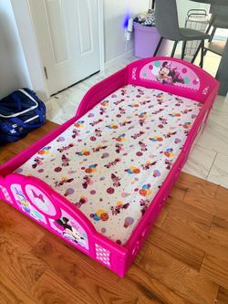Minnie Mouse Toddler Bed with mattress and Sheet