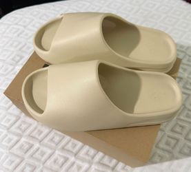 Yeezy Slide Bone 22/23 Size 10 us Men's