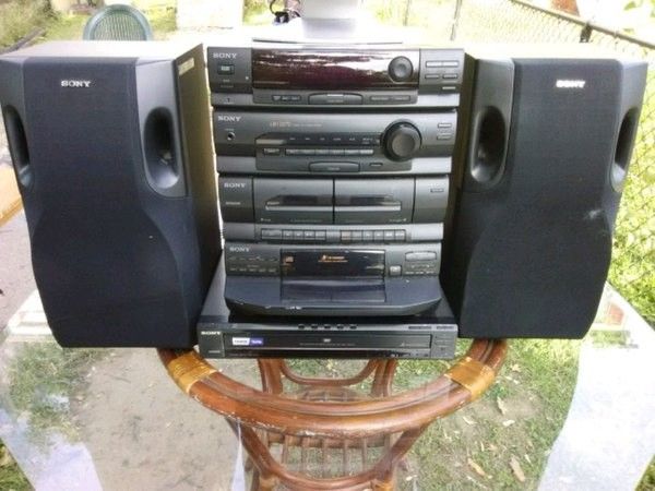 200 Watts Sony stereo system with Bluetooth