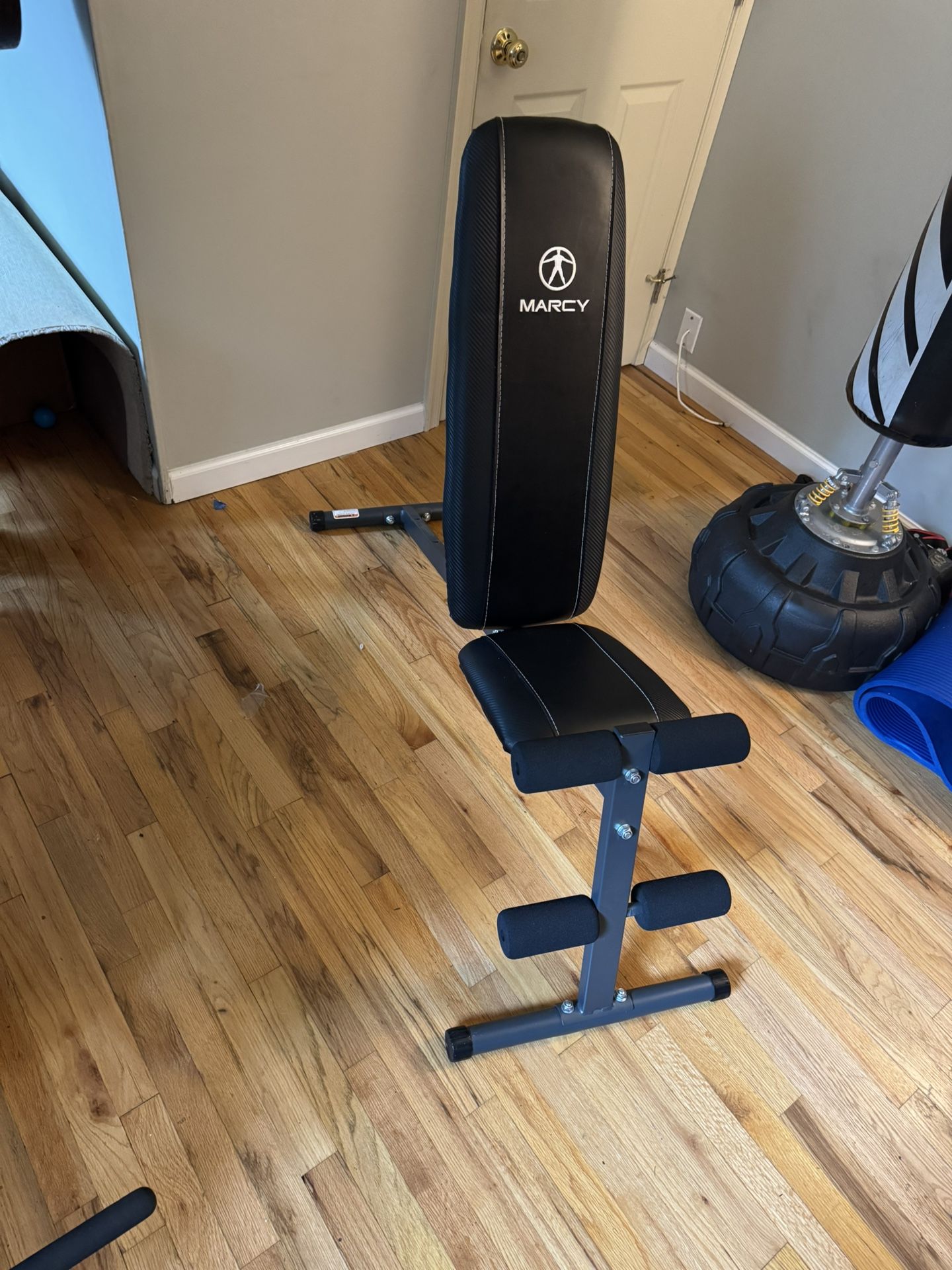 Adjustable sit-up bench