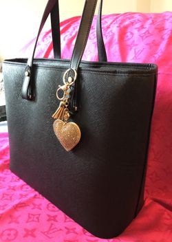Black handbag with a gold heart keychain Brand New Super beautiful Big Purse with gold zip !! Bolsa grande color negro con corazón dorado Nueva sin u