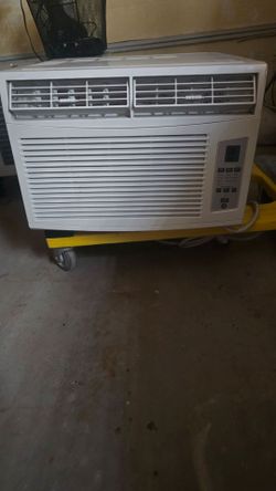 12000 btu Ac Window Unit Works Great Blows Cold