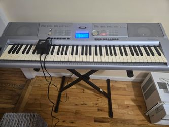 Piano- keyboard Yamaha DGX 203.  76- Keys