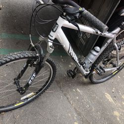 Haro V2 Mountain Bike 