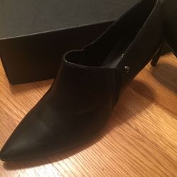 Brand new with tag Vera Wang Genuine leather black heels size 7,5 org. Price $100