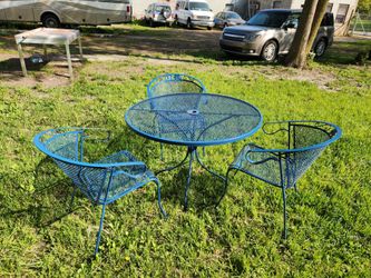 Vintage Metal Patio Table/3 Chairs