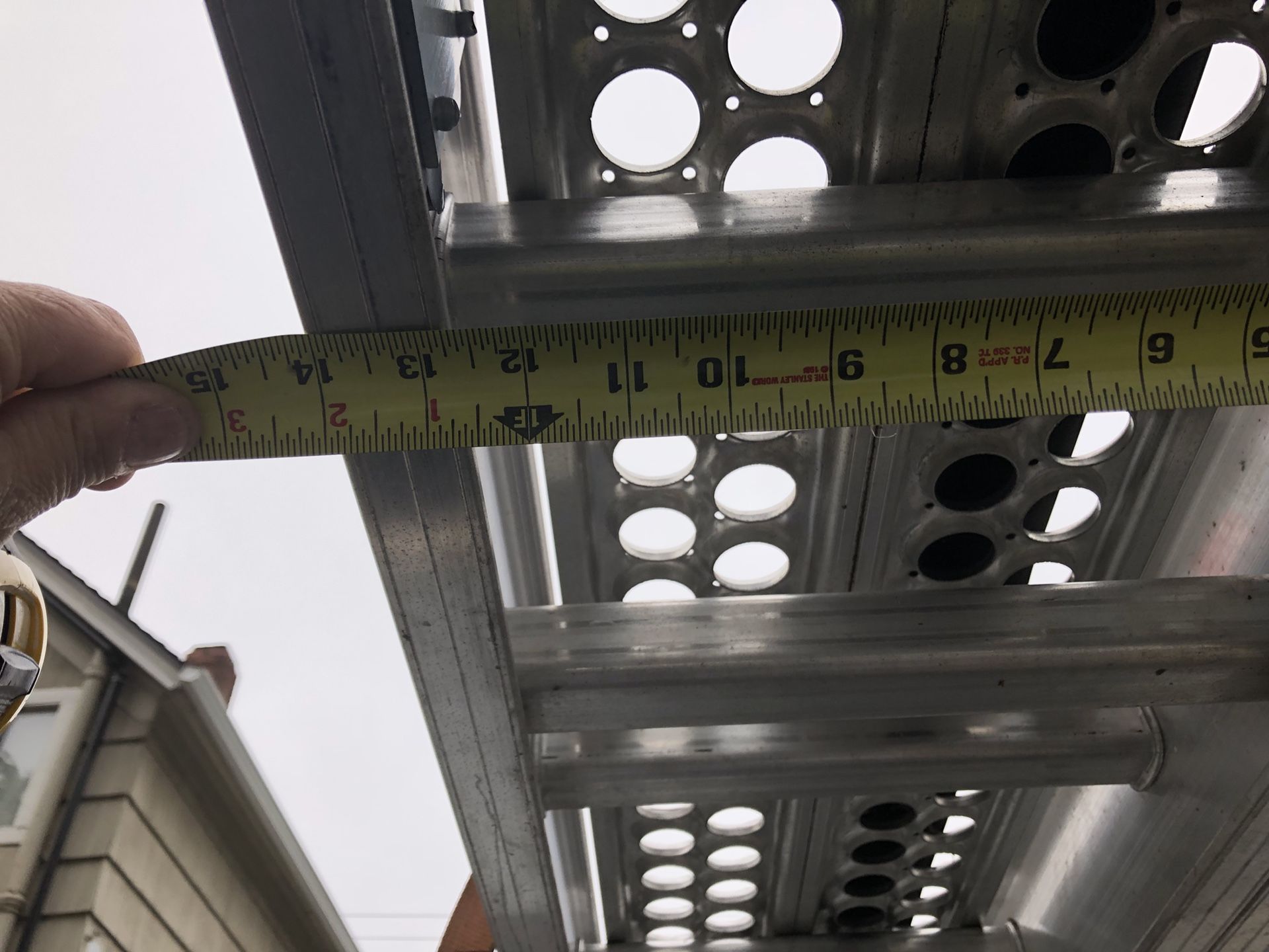 Alum-a-pole siding scaffolding