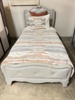 Twin size bed. In good condition. Includes pillow top mattress and boxspring in good condition. hablo español y entrego.