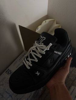 Lv trainers black size 43