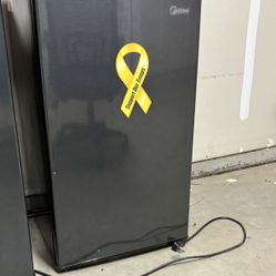 Midea Mini Fridge 