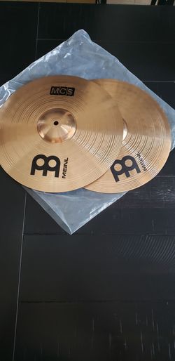 Meinl MCS 14" Medium Hi-Hat cymbals.Material: Crafted from B8 bronze alloy.Finish: Traditional finish.Sound: Designed to produce a bright, crispy soun