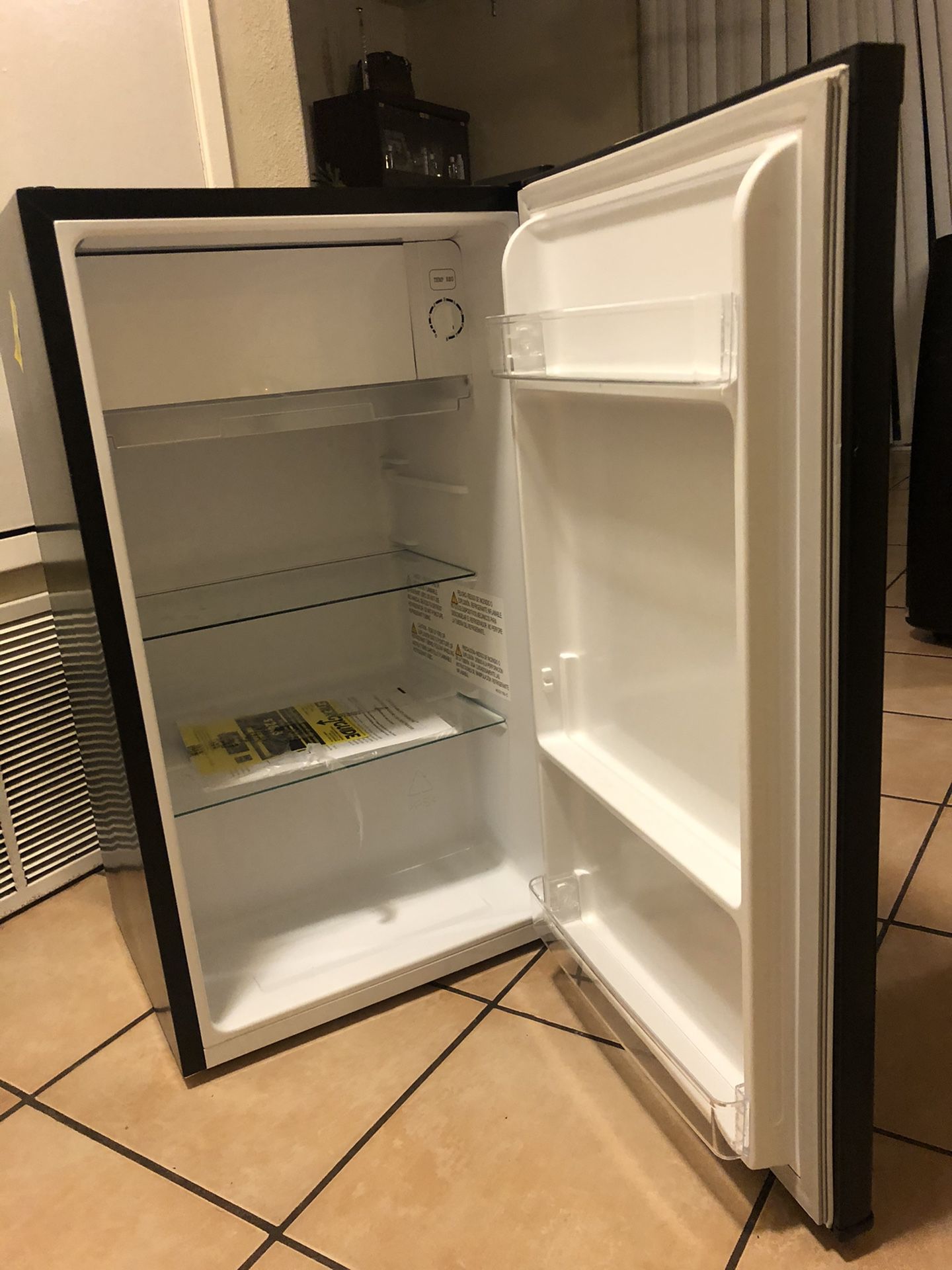 Hisense 3.3 cu ft compact Mini fridge