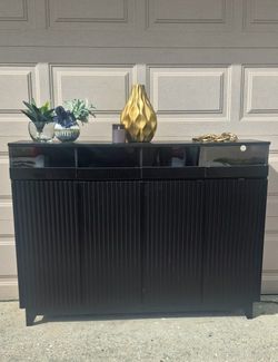 MODERN FLUTED BLACK SIDEBOARD OR BUFFET 4 DRAWERS AND 4 DOORS 60X16X40 PLUG STATION ASSEMBLED