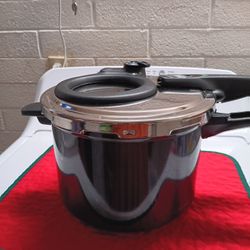 Pressure Cookers In Crock pots In Instant pots In Great Condition 