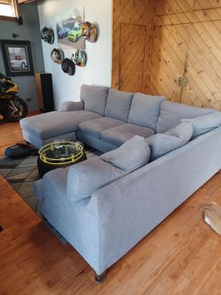 3.\nPiece Gray, sectional, No smoking no stains no damage
