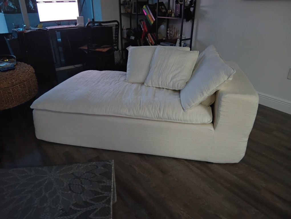 Modern White Chaise Lounge – Brand New – Brickell Pickup Only
